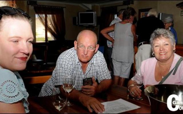 By Eagles Cliff Wynkelder het hierdie drie lede dit nie ‘n geheim gehou dat hulle die wynproetoer baie geniet nie. Vlnr Genevieve Bailey saam met Wally en Marietjie van Coller. 