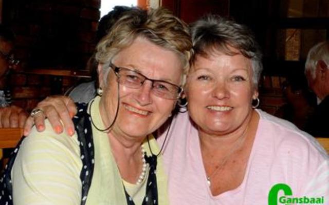 Amanda de Vries, voormalige organiseerder van Gansbaai Wynproegilde, geniet ‘n oomblik van samesyn met Marietjie van Coller by Eagles Cliff Wynkelder.