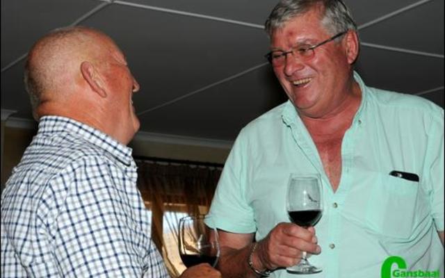 Wally van Coller en Smartie Genade geniet ‘n grappie tydens die proe-sessie by Eagles Cliff Wynkelder.