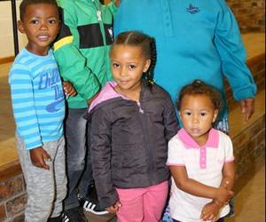 Kleinmensies kuier saam met oupas en oumas