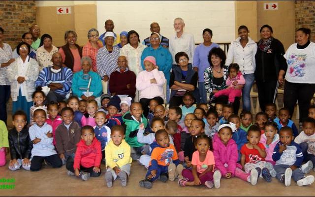 Raadslede Moira Opperman en Riana de Coning glimlag hier saam met die groot groep gaste wat die Oupa en Ouma Dag bygewoon het.