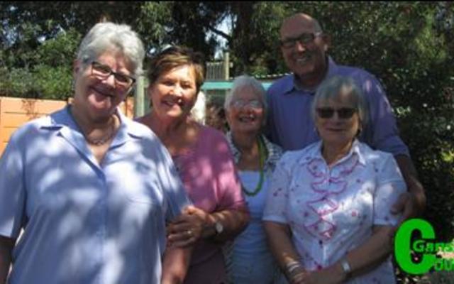 ‘n Deel van die 42 leergierige tuinbou-Bietoubossers het seker gemaak hulle is saam met Derek Zeller (agter), gasspreker, op die foto. Vlnr Leonie Botha, Aletta Löchner, Lettie Wiese en Enna Lotz.
