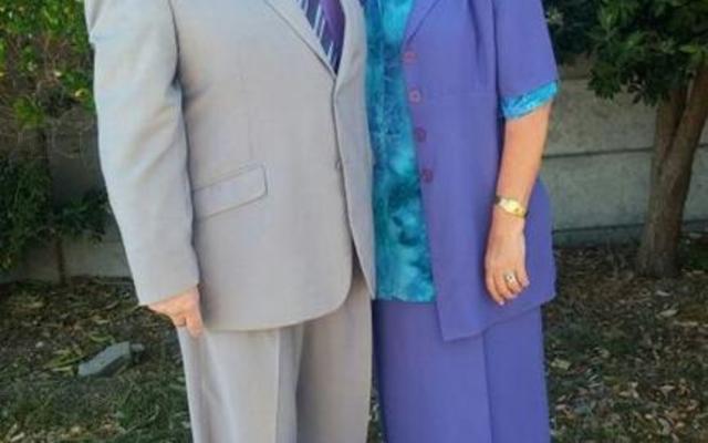 Wyle  “Ma”  Elma Diedericks, ‘n gebore Gansbaaier, wat op 17  Maart vanjaar oorlede is, staan hier by haar eggenoot, pastoor Chris Diedericks van Herlewing Tent Bediening.