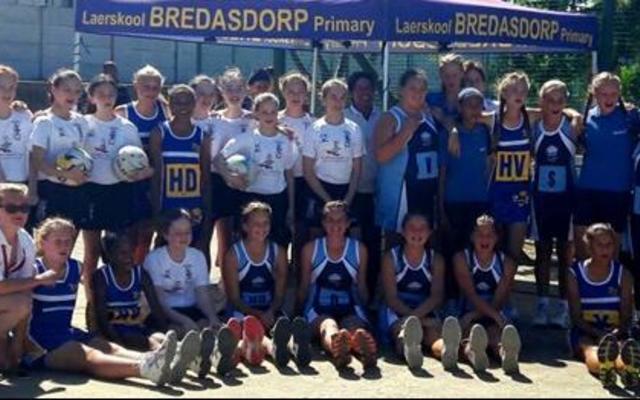 Die gedugte netbalspanne van Laerskool Bredasdorp, De Heide Primêr, asook Cheam, 'n besoekende toerspan van Surrey, Engeland, wat almal die loef teen Laerskool Gansbaai moes afsteek. 