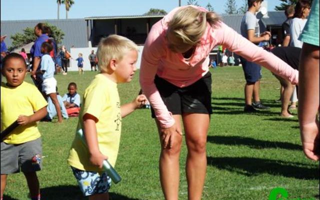 “Nee, ek wil nie my stokkie vir hom gee nie, ek wil self daarmee hardloop!”, tydens ‘n aflos-item.