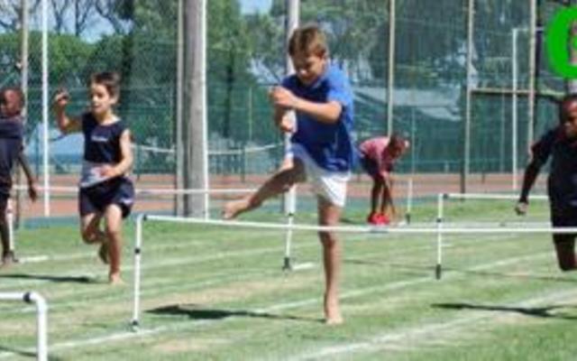 Saterdag se Mini Atletiekdag by Laerskool Gansbaai was ‘n groot fees. Hier is die hekkiesnaellope aan die gang.
