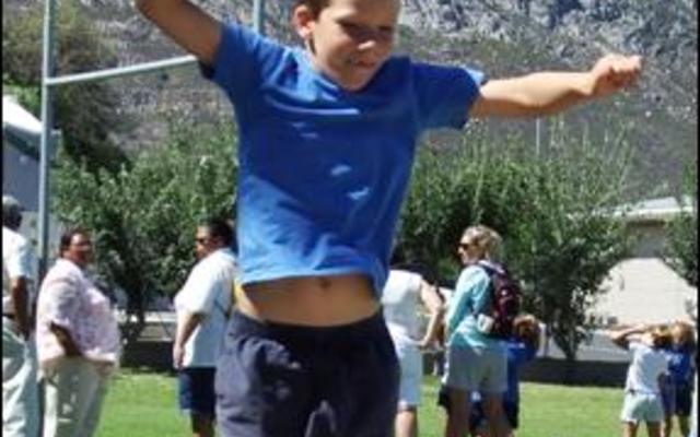 Die verspringer ‘vlieg’ deur die lug.