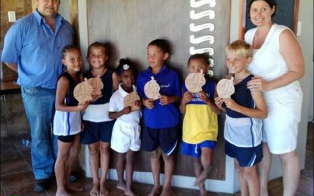 Die trofeë-wenners. Vlnr Joy Hans, Lanika Mostert, Daune Kgoro, EJ Poole, Kieran Hess, en Stefan Stieger. Agter links Jaco Jonker, Overberg Agri en regs Hanneke de Wet, koördineerder. 