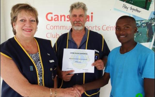 Op die foto oorhandig Marietta Hattingh en Lion Pieter de Vries die geld aan die belowende jong sportman.
