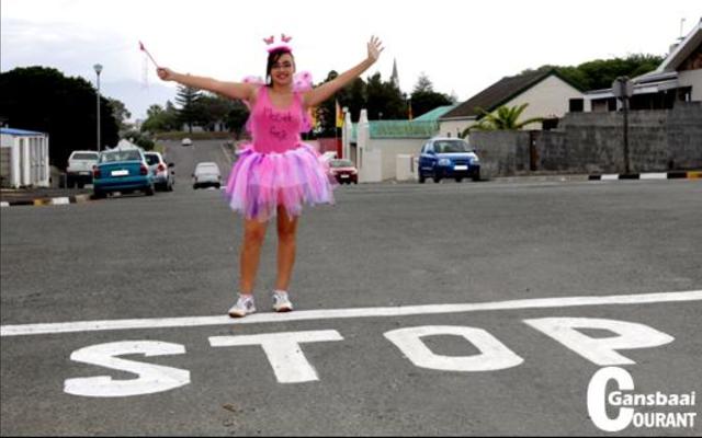 Stop-stop - ek is ‘n matriekfeetjie!  Elisma Smit is een van Gansbaai Academia se matriekleerlinge wat Saterdag ons dorp se hoofstraat gaan opvrolik met dié skool se blikkieskudprojek ten bate van die matriekfonds.  Die matrieks vra mooi dat motoriste en voetgangers solank hul muntstukke bymekaar moet maak vir die blikke en vrygewig moet bydra.  Dit is die eerste keer dat die skool ‘n blikskud-insameling hou.  Note is natuurlik ook welkom!