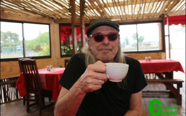 Anton Goosen kuier rustig oor ‘n sterk koppie koffie by Tuscany Restaurant, terwyl hy van sy interessante reise oor die wêreld vertel. Sy reeks oor Bob Dylan is ‘n heerlike laataand luisterprogram op RSG.