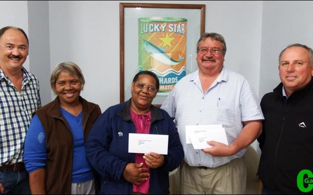 Dankbare ontvangers wat gebaat het uit Gansbaai Marine se jaarlikse ‘oop’ beursie. Vlnr Hennie Ritter (Gansbaai Marine: Rekenmeester), Elizabeth Kondokter en Magrieta Adams (Silwerjare Dienssentrum), John van Rooyen (Herberg-aan-See Tehuis vir Bejaardes en Nasorgsentrum) en André Coetzee (Gansbaai Marine: Besturende Direkteur).   