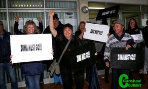 Gietende reën keer hulle nie