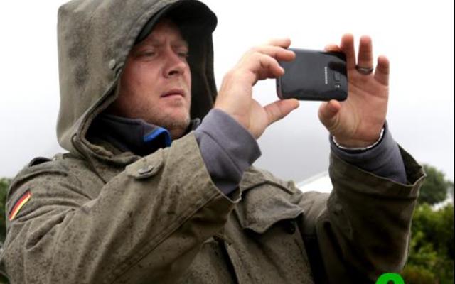 Die dorp se befaamde fotograaf, Hugh-Daniel Grobler het sy professionele kameras hierdie keer vir ‘n selfoon verruil om ‘n oomblik in die geskiedenis van ons land vas te vang.