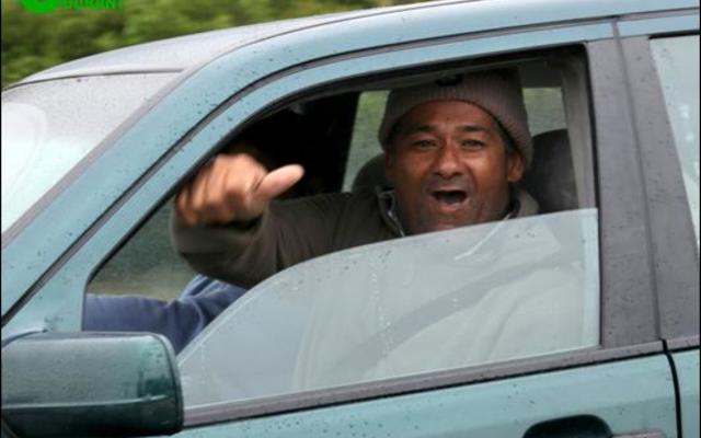 Selfs motoriste het deelgeneem deur hul motors se toeters te blaas en tekens te wys.