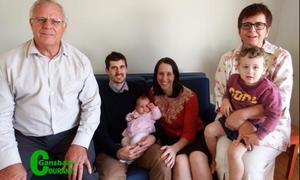 Oupa dominee Dirk doop sy eie kleindogter