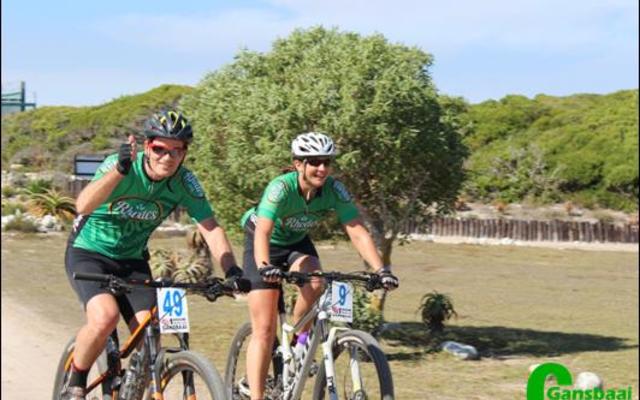 Lindie Bouwer van Kaapstad en Jannie Steyn van die Paarl voltooi Sondagoggend hulle wedren.  Lindie was die tweede vrou om die wedren te voltooi en eindig algeheel in die 17de posisie.  Die vrouewenner was Hedwig Lemmer.  Sy was algeheel in die 13de plek.  