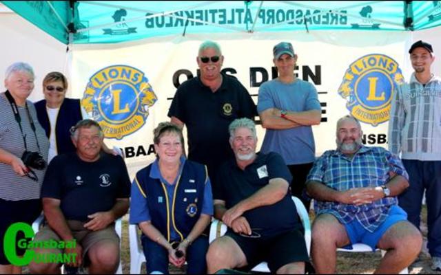 Die Lions klublede wat hard gewerk het om van die naweek ‘n sukses te maak is van links agter:  Margaret Nell, Christine van Zyl, Boats van Staden, Francois de Vries en Johan Truter.  Voor:  Arend van Zyl, Marietta Hatting (president), Pieter de Vries en Eric Nell.