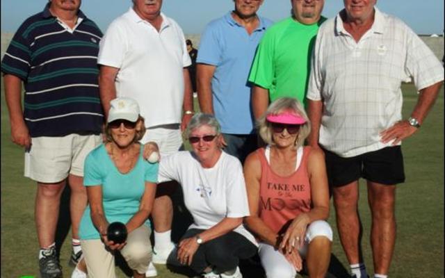 Die Birkenhead Boothengelklub se span het weliswaar nie gewen nie, maar het hul merk gemaak deurdat hulle vir die eerste keer in die klub se geskiedenis aan ‘n rolbal besigheidsliga deelgeneem het - en glad nie sleg gevaar het nie. Voor vlnr Suzette Wiese, Marlene van Rooyen en Stella Swart. Agter vlnr John van Rooyen, Danie Fourie, Johan Wiese, Kokkie de Kock en Steve Muller. Jean en Ronel Downing kon nie die fotosessie bywoon nie.