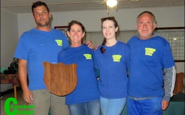 Overberg Boards het die tweede plek in die ‘A’-groep ingeneem. Die span is van links:  André en Juanita Hage saam met Roxane Moore en Nico Jooste.