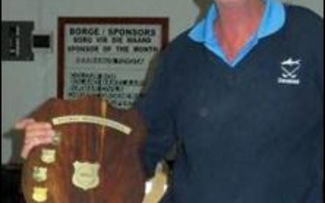 Dit is net die balgrootte  en die armlengte wat vir die Gansbaai Gholfklub spelers gewissel het.  Hulle het as die algehele wenners in die ‘B’-groep weggestap tydens Gansbaai Rolbalklub se jaarlikse besigheidsliga toernooi. Dickie de Kock hou die trofee vas.