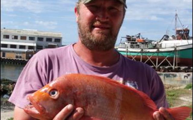 Juan van der Merwe spog met sy mooi rooi roman van 1.95kg, wat die 2de swaarste vis vir die dag was.