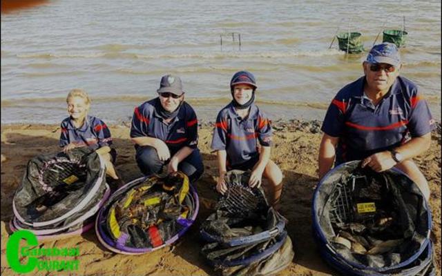 Die gedugte gesinshengelspan van Perlemoenbaai wat uitstekende resultate tydens ‘n Boland Varswaterhengel kompetisie te Theewaterkloofdam behaal het. Vlnr Zandrè Wessels, Sandri Wessels, Johandrè Wessels en Dirk Lourens.