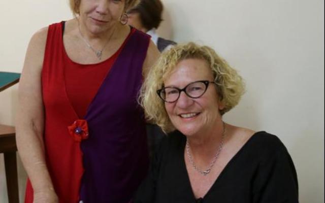 Die drie boeke wat  Irna van Zyl Woensdag saamgebring het om te verkoop, was heeltemal te min vir dié skrywer se getal aanhangers.  Rita Delport was een van die gelukkige lesers wat ‘n getekende weergawe op haar boekrak sal kan bêre.