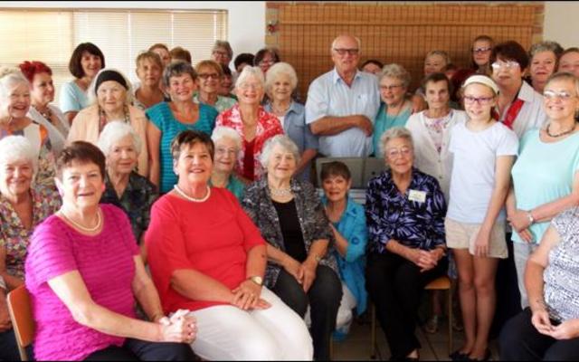 Eddie Barnard (middel agter) lyk so tevrede soos ‘n Salomo van ouds tussen sy ‘Bietoubosharem’ maar sy arm is darem om sy enigste eggenote, Ansie, se skouers.