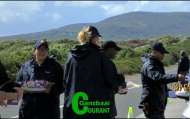 Gansbaai Toerisme, Gansbaai SAPD en Gansbaai Poli-siëringsforum was baie bedrywig tydens hulle vriendelike padblokkade by De Kelders se afrit.