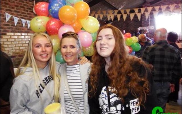 Hierdie 3 vroue was nie skaam vir die kamera nie en sê dat hulle die Pearly Beach NGK-basaar terdeë geniet. Vlnr Helena en Salóme Weideman en Anina Fouché.