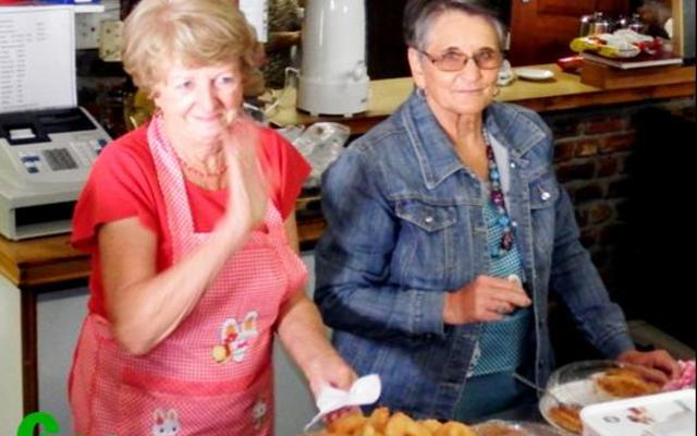 Die 2 Alta’s van Pearly Beach, Alta van Niekerk (links) en Alta van der Westhuizen het vir verleidelike koeksisters gesorg. 