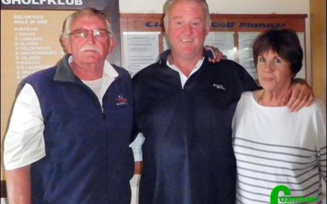 Drie Hunts: Victor  (middel) was Saterdag die trotse wenner van die geborgde Enkel Stableford, en het toe sommer ook ‘n Spog Twee aangeteken. Links is George en regs Marlene  wat namens die borg opgetree het.