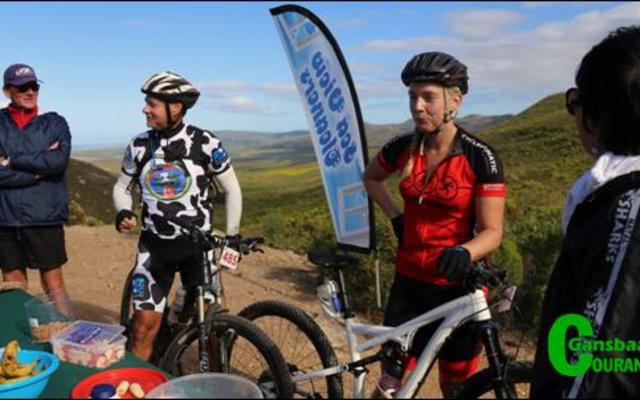 Asemskeptyd vir Henry en Lizemari Geldenhuys by die hoogste waterpunt van Saterdag se Great White bergfietsresies.  Lizemari is ‘n wynmaker by Kleine Zalze en haar oom, Henry is van die Paarl. Links gesels Du Toit Kotzé en sy vrou (heel regs) wat die Seaview Cleaners waterpunt hanteer het.
