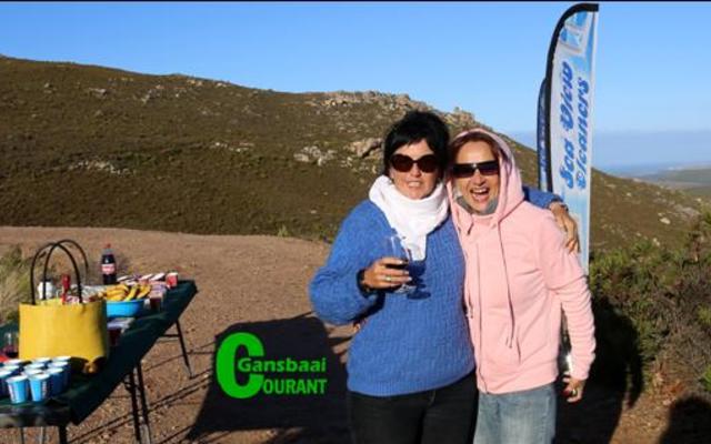 Gepantser teen die geniepsige wind, deel Martiena Kotzé en Anni Carter van MyTownHub in die vrolikheid van die dag.