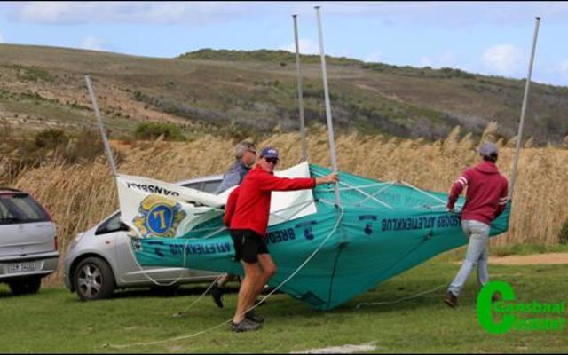 ‘n Fratswind het die Lions-tent dwarsoor die wynproesaal se dak gewaai by die Lomond Landgoed.  Hier keer ‘n paar manne dat daar nie skade aangerig word nie.