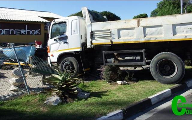 ‘n Wegholtrok van Burmar Plant het verlede Vrydag deur Die Hoenerhok se heining in Barnardstraat gebars, nadat die handrem vermoedelik onklaar geraak het.