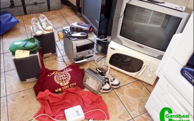 Artikels wat onlangs gesteel is kan deur die wettige eienaars by Gansbaai SAPD uitgeken word.  Die volgende artikels is tydens inhegtenisnames teruggevind: ‘n groot TV-stel; DVD-speler; voorafbetaalde kragmeter; motorradio; 2  groot luidsprekers; 2  pare tekkies; ‘n langwerpige LG luidspreker en ‘n sweetpak bostuk (Hardem New York).  Skakel AO Grové, SAPD speurtak by 028 384 0201.