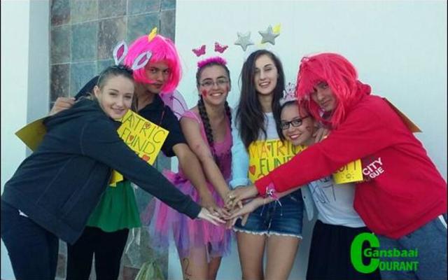 Karna Nel, Llewellyn Davids, Elisma Smit, Aneria Nel (‘n Gr 7-helper) en Anthony Holtshausen het deel uitgemaak van die span.  Besoekers aan Gansbaai het met groot glimlagte hul hande diep in die sakke gesteek, waaroor die skool baie dankbaar is.  Graad 12’s kan hulle gereedmaak vir ‘n spoggerige matriekafskeid vanjaar.