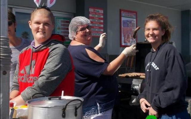Gansbaai Academia het ‘n worsbroodjieverkoping  voor OK Foods Gansbaai gehou gedurende die    Paasnaweek as deel van hulle blikskuddag.  Die vrolike werkers is drie Vermeulens uit dieselfde huishouding – van links Jessica, hulle ma Esther en Anita.