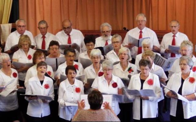 Christo redentor! Christ has risen! Opgestane Christus! Dit was die tema van pastoor Hildi Pansergrouw tydens die Family Church se diens  Sondag, 23 April. Gansbaai se gewilde NGK-koor het op versoek van die gemeente tydens die diens opgetree, met Aletta Löchner as koorleier en Annelene Reinke as begeleier.