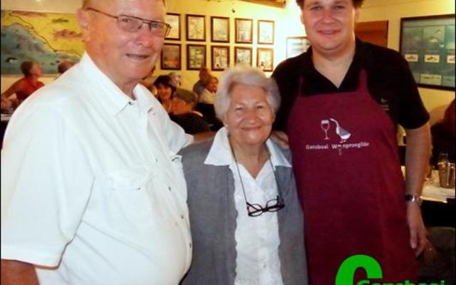 Die silwerbruidspaar Daan en Petro Oosthuizen het die eer gehad om die gebruiklike Gansbaai Wynproegilde se voorskoot aan Henrico van Lill (regs) te oorhandig as ‘n dankie-sé geskenk. 