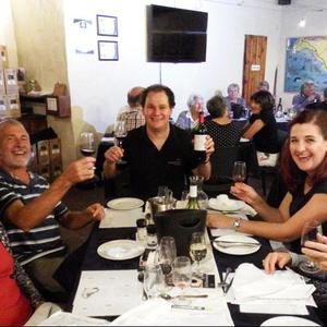 ‘n Gesellige oomblik tydens Gansbaai Wynproegilde se byeenkoms. Rhebokskloof Wynlandgoed se puik wyne was op die spyskaart. Van links om die tafel sit Molley en Johan van der Colff, Rhebokskloof se aanbieder, Henrico van Lill, Nelleke Ferreira en Anita Botha. 