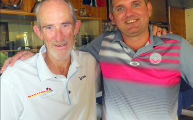 Die 2-Bal Samespel Stablefordkompetisie se gedugte wenners, André Roos (links) en Pieter Loubser.