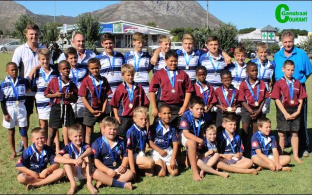 Die trotse wenners tydens die 7’s Rugbydag by Laerskool Gansbaai was die o/9’s en o/13’s van Laerskool Gansbaai en die o/11’s van Laerskool Okkie Smuts.