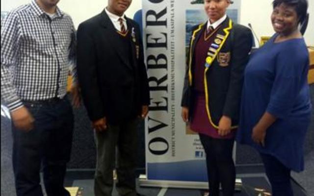 Gansbaai Academia se onderhoofdogter, Amy Wolhuter (3de van links) staan hier by vlnr Wilton Phillips (mentor), Sfiso Gede (Lid van Gansbaai Academia se Raad van Leerders) en Patricia Zali (mentor) tydens die FEDSAS beraad in Bredasdorp.