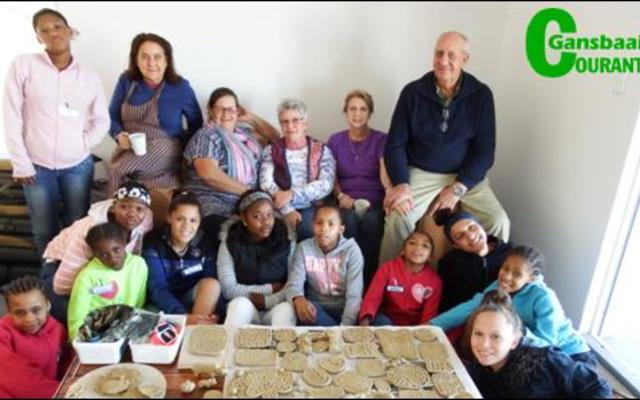 Dis tyd om hul pragtige handewerk ten toon te stel en die dogters was nie bietjie trots daarop nie.