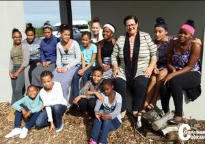 Huis E dogters word oorweldig met liefde