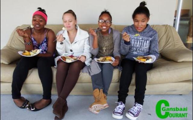 “Smaaklik ete, dames!” Vlnr Ellouise, Celeste, Lee-Ann en Tiffany wat ‘n rusbank bo die stoeptrappies vir etenstyd verkies het.
