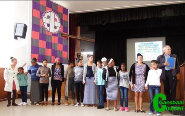 Die Herberg Kindershuis se dogters lewer ‘n sangitem tydens die Erediens onder leiding van Floors en Marié Avenant.